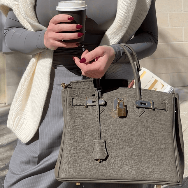 ELEANOR | Premium Faux Leather Handbag | Elegant Statement Piece | Versatile For Work, Events & Travel | Spacious Interior | Chic Makeup Organizer | Timeless Style | 23.5x30x15cm